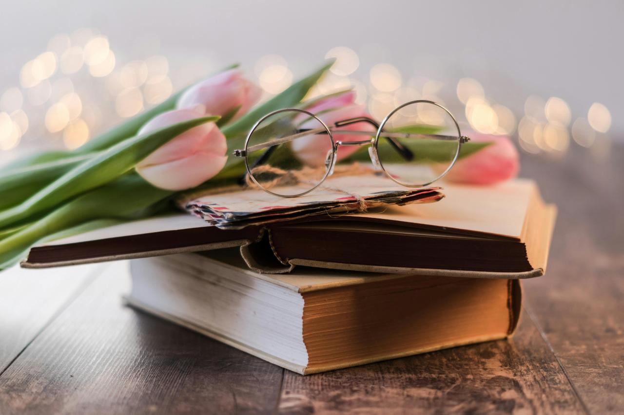 Symbolbild: Buch, Brille, Tulpen