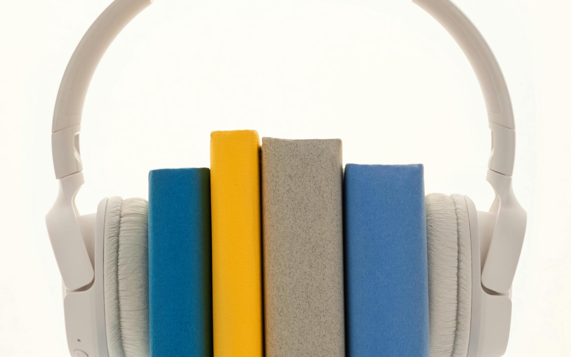 Kopfhörer mit Büchern