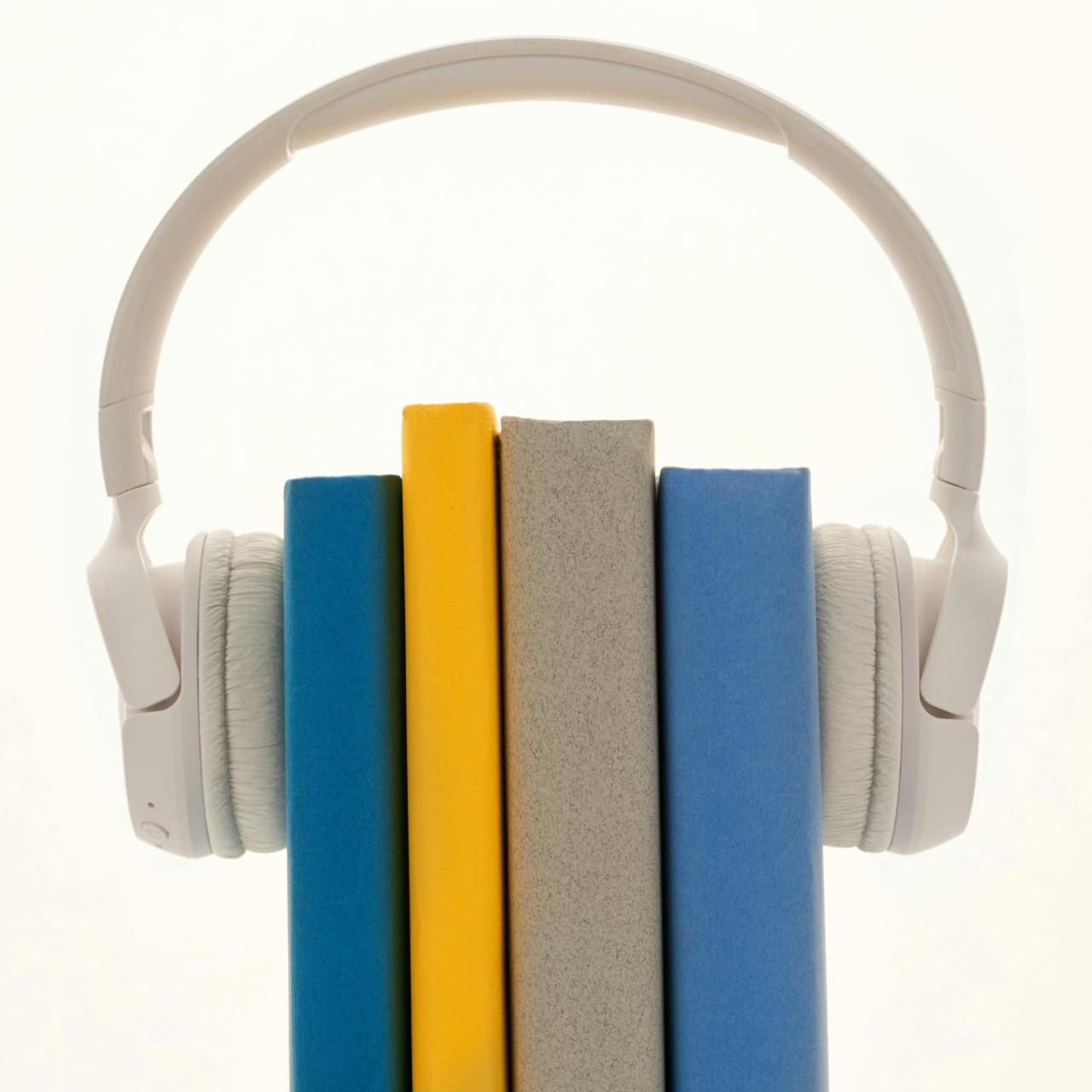 Kopfhörer mit Büchern