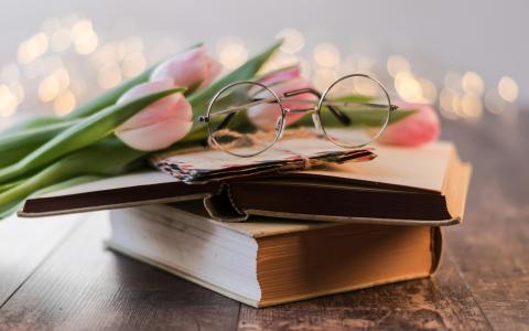 Symbolbild: Buch, Brille, Tulpen